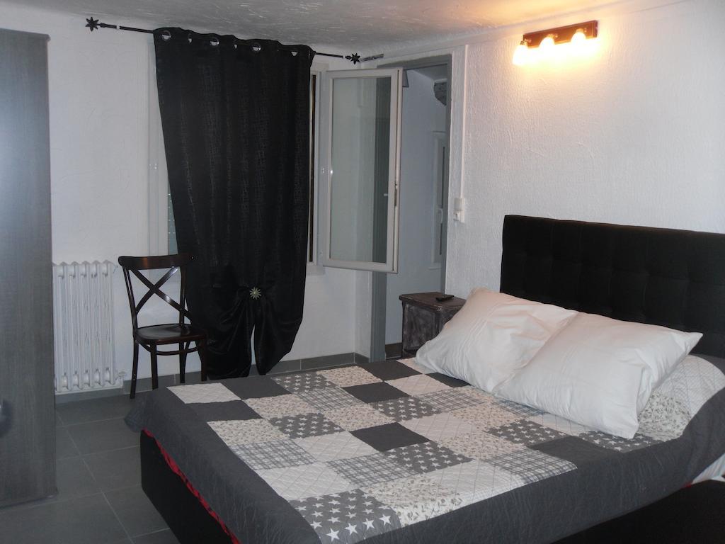 Hotel Restaurant Le Mistral Peipin Room photo